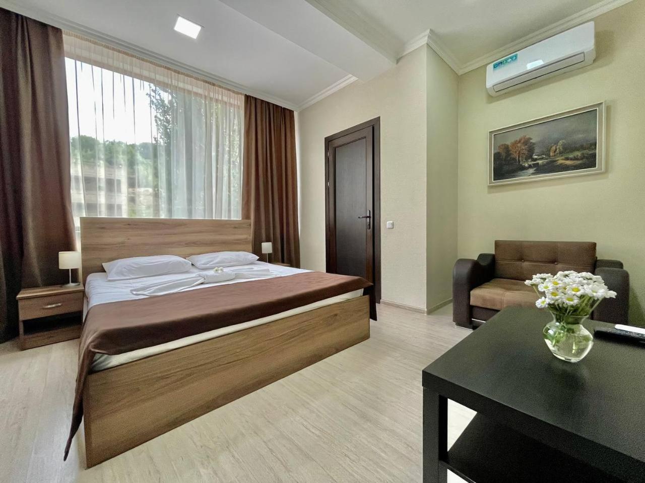 Merien Hotel Yerevan Exterior foto